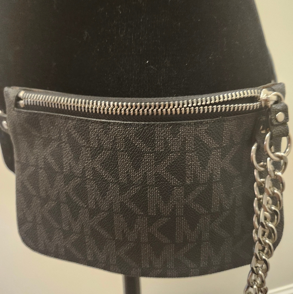 LOW START Michael Kors Signature Chain Crossbody (Fannypack) Bag - Picture 5 of 8